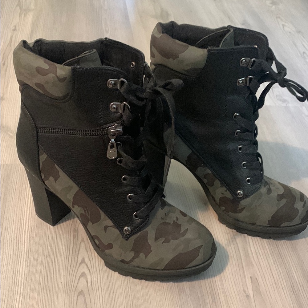 Chunky Heeled Green and Black Boots with Lace-Up Design - Picture 1 of 7